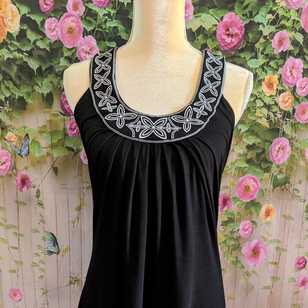 White House Black Market Embroidered Top Size XS